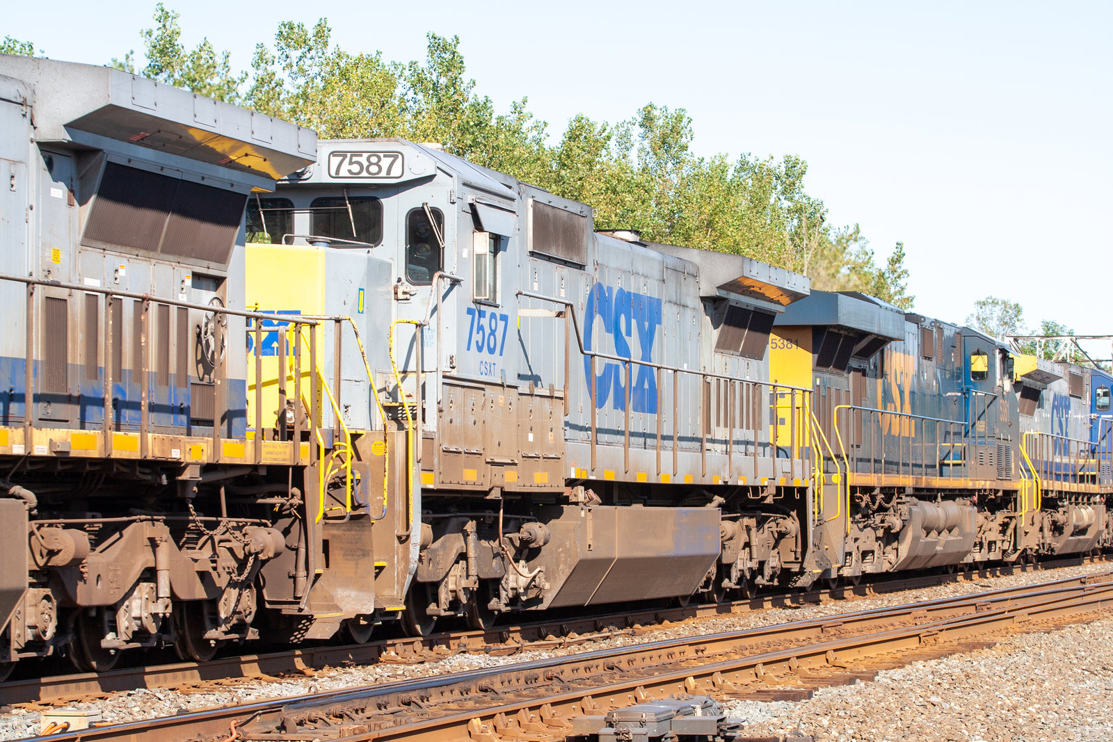 CSXT 7587