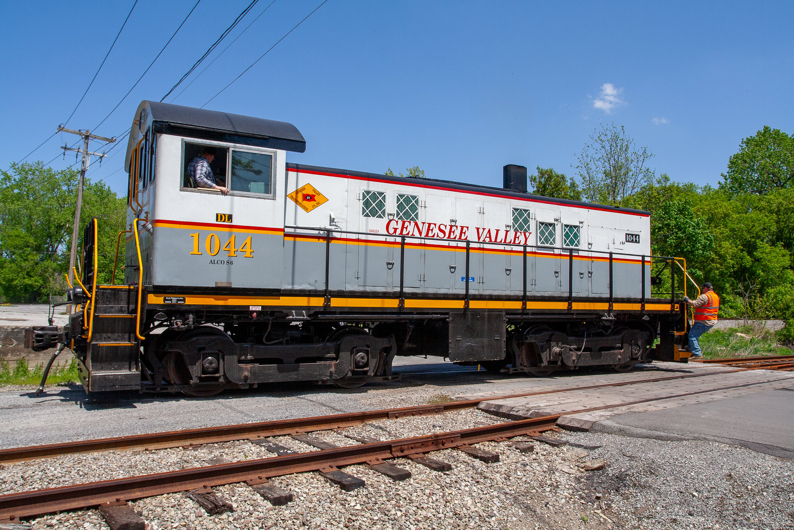 DL 1044
